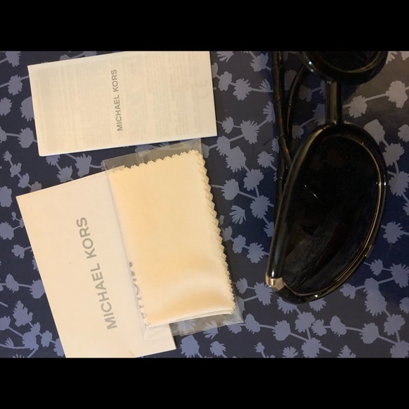 Like new dark brown sunglasses with gold details - Picture 3 of 7